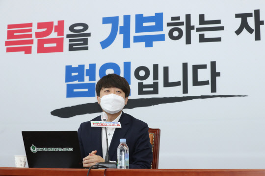 이준석 국민의힘 대표가 30일 서울 여의도 국회에서 '판교대장동게이트 특검법 수용 촉구' 긴급 기자회견을 열어 발언하고 있다.국회사진기자단·연합뉴스